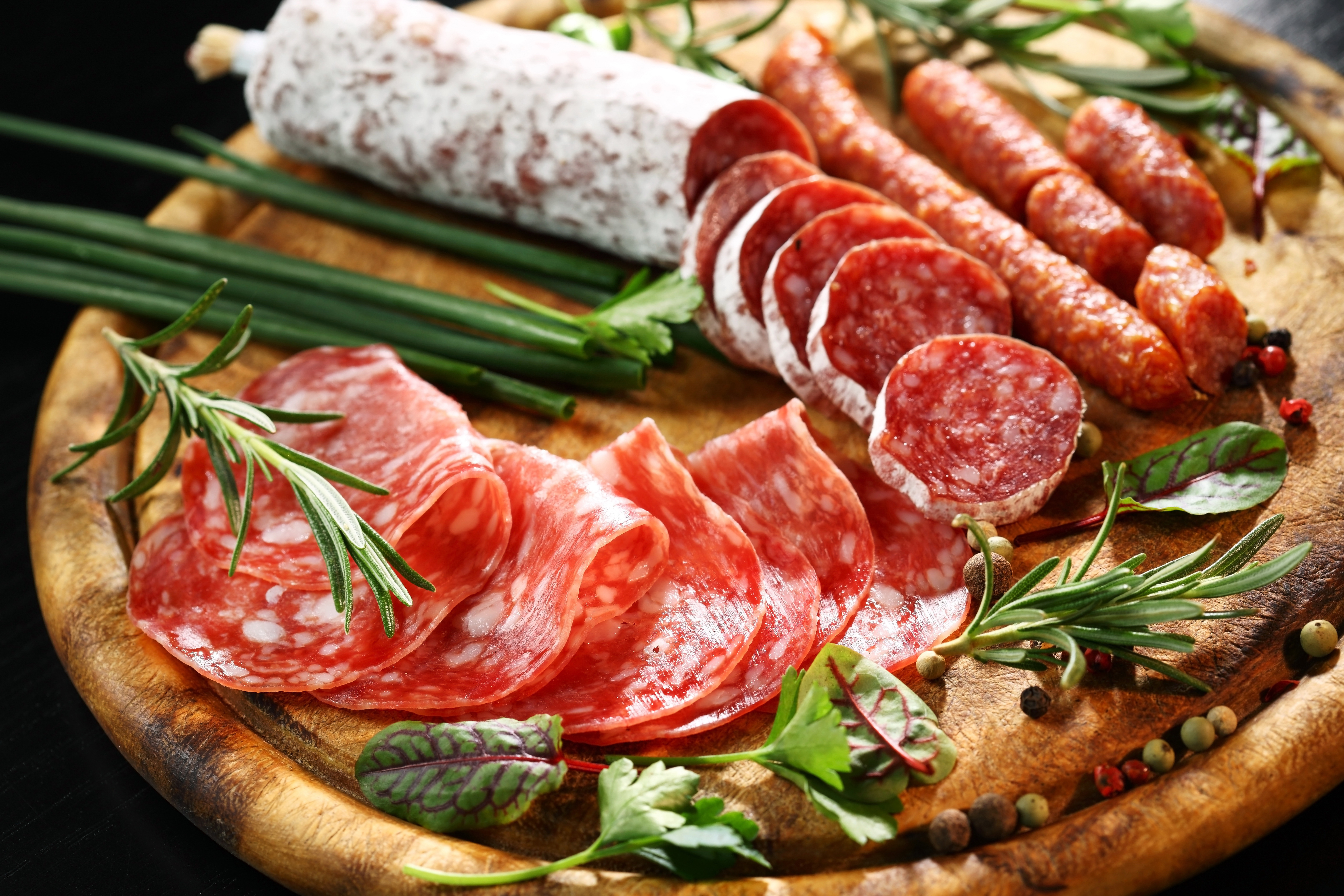 Salame Morenico di Pozzolengo affettato su tagliere rotondo con etichetta De.C.O.