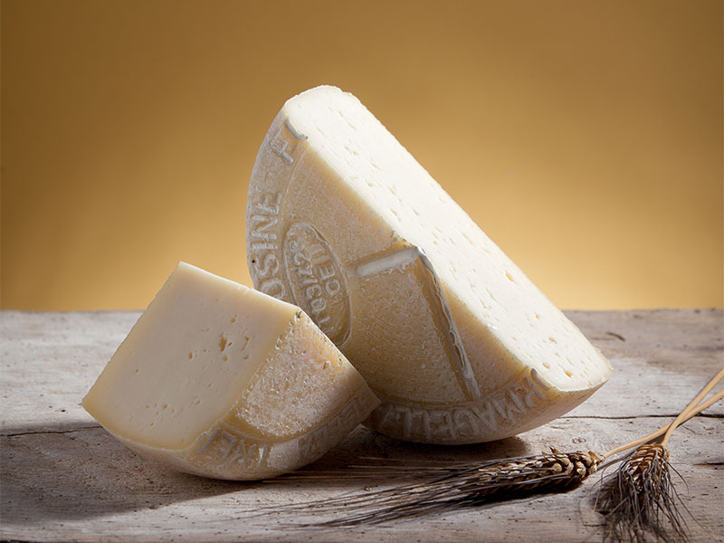 Formaggella di Tremosine su tagliere